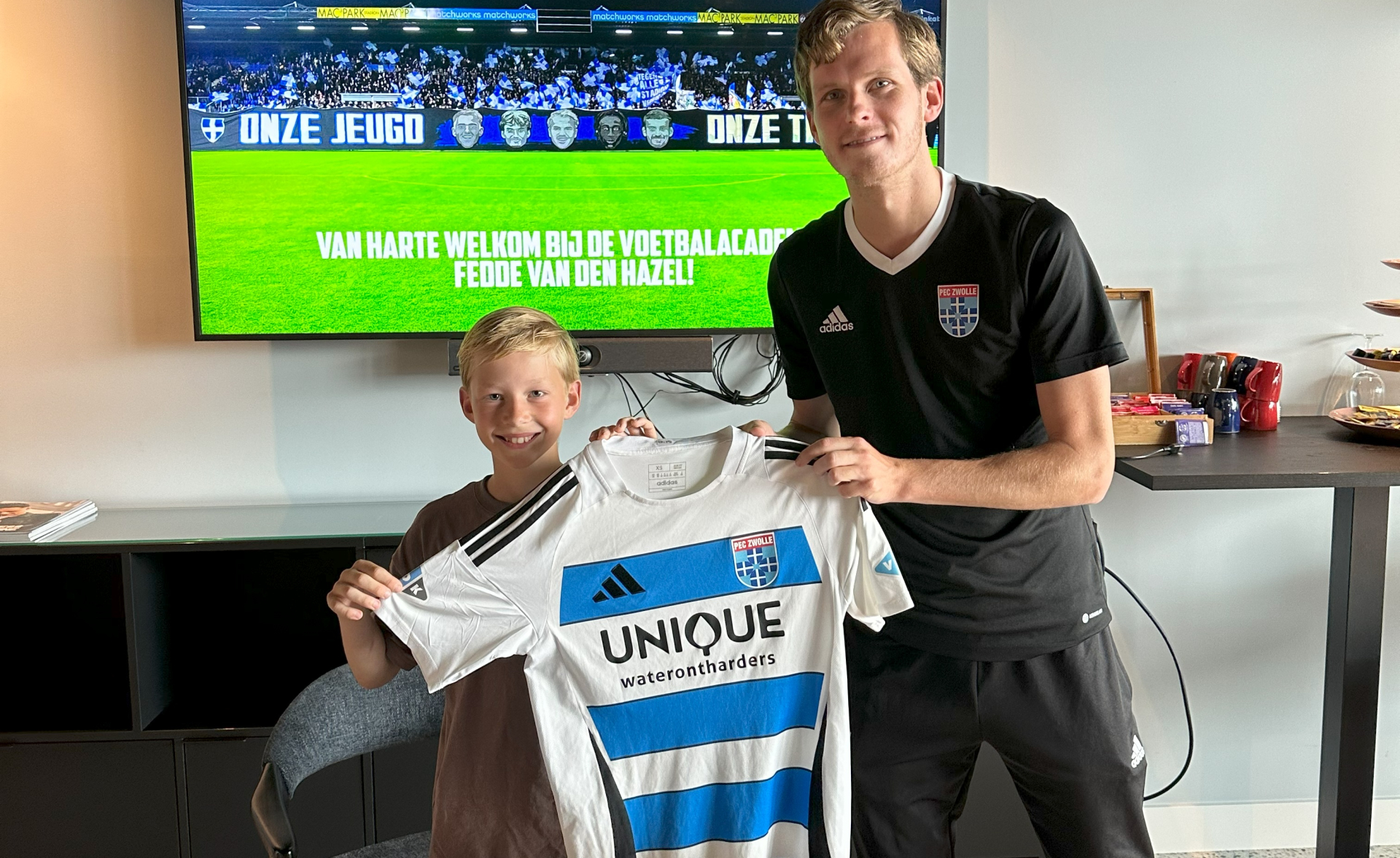 Fedde van den Hazel (O12) met hoofd jeugdscouting Martijn Hollewand.