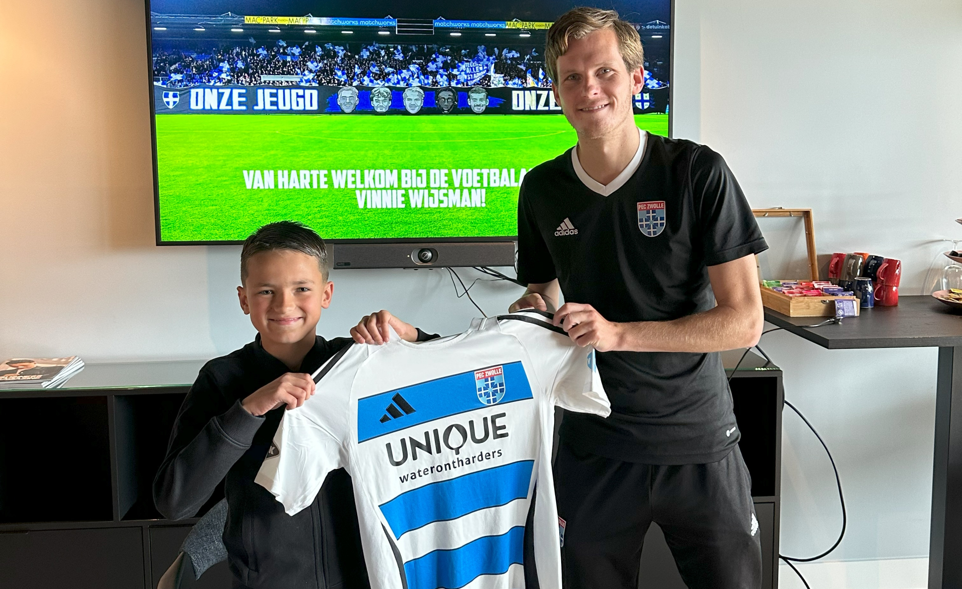 Vinnie Wijsman en hoofd jeugdscouting Martijn Hollewand.