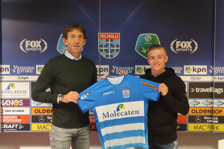 Chip Engels toont het PEC Zwolle-shirt in het bijzijn van technisch manager Mike Willems.