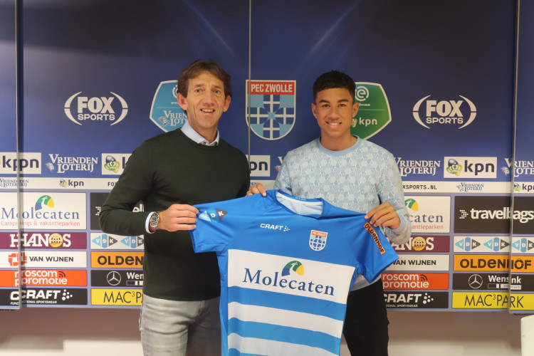 Samir Lagsir toont het PEC Zwolle-shirt in het bijzijn van technisch manager Mike Willems.