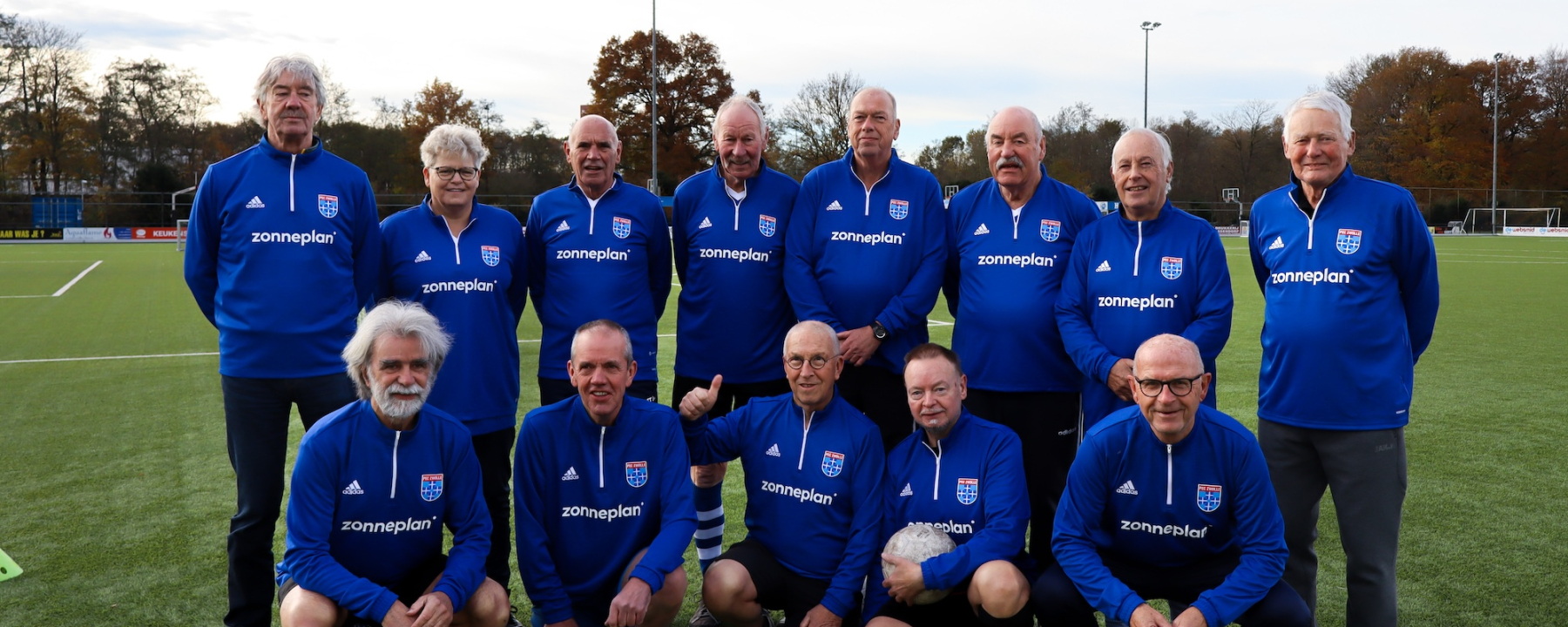 PEC Zwolle OldStars vinden elkaar op en naast het veld