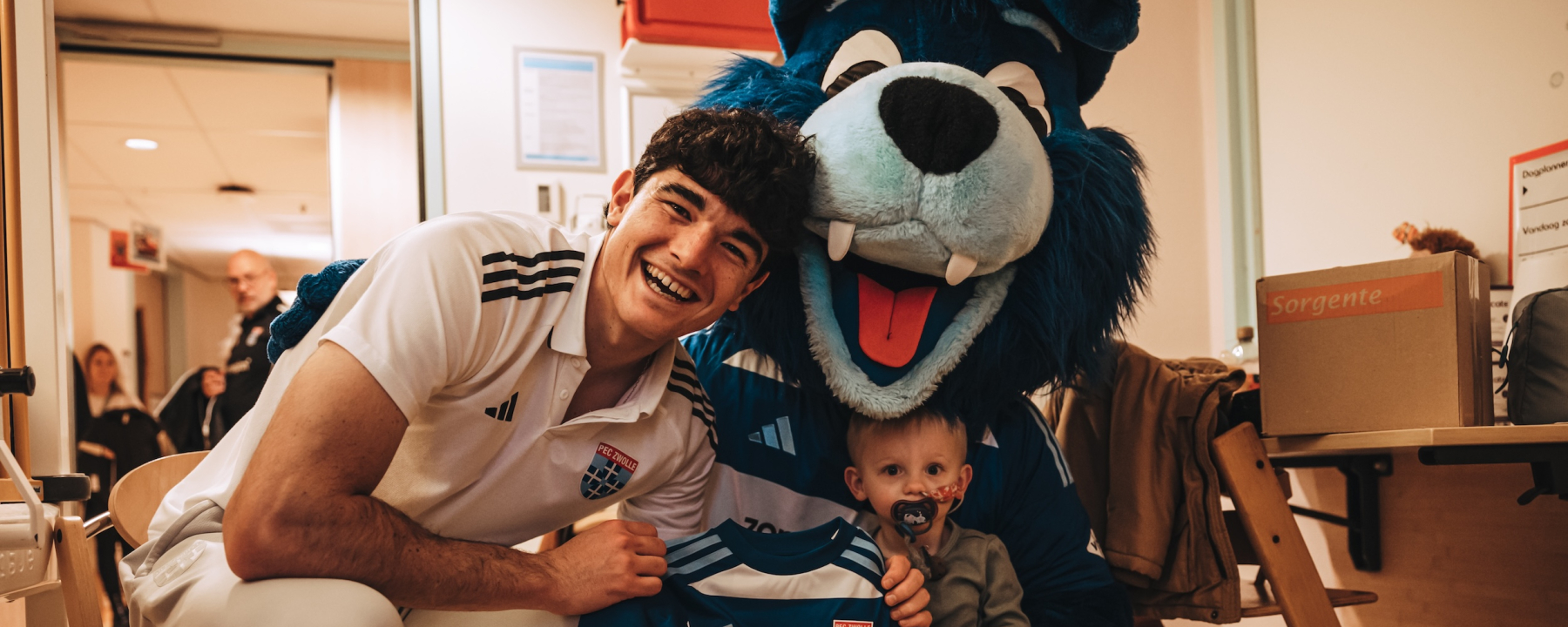 PEC Zwolle verrast patiëntjes op de kinderafdeling van Isala ziekenhuis