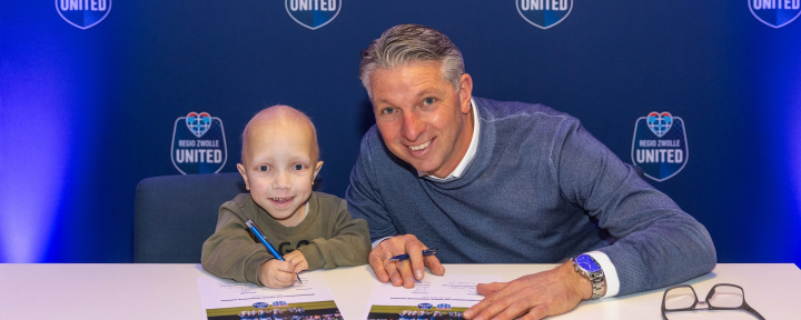 Spelers PEC Zwolle Powerchair Football tekenen hun contract