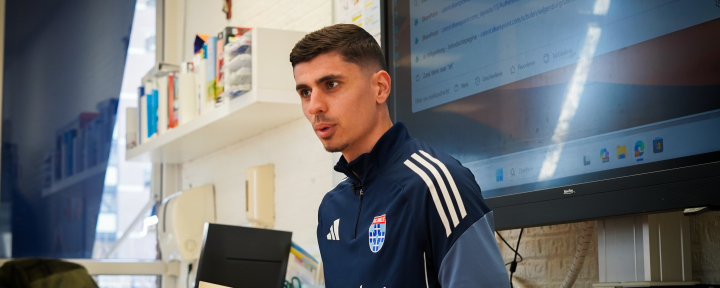 Voetbalhelden lezen voor in Zwolse klassen