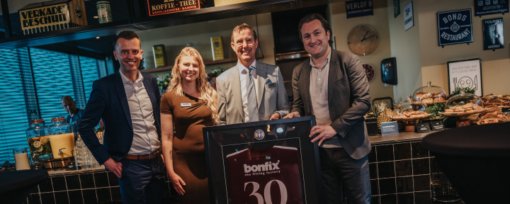 Partners en sponsoren brengen een bedrijfsbezoek aan shirtsponsor BONFIX