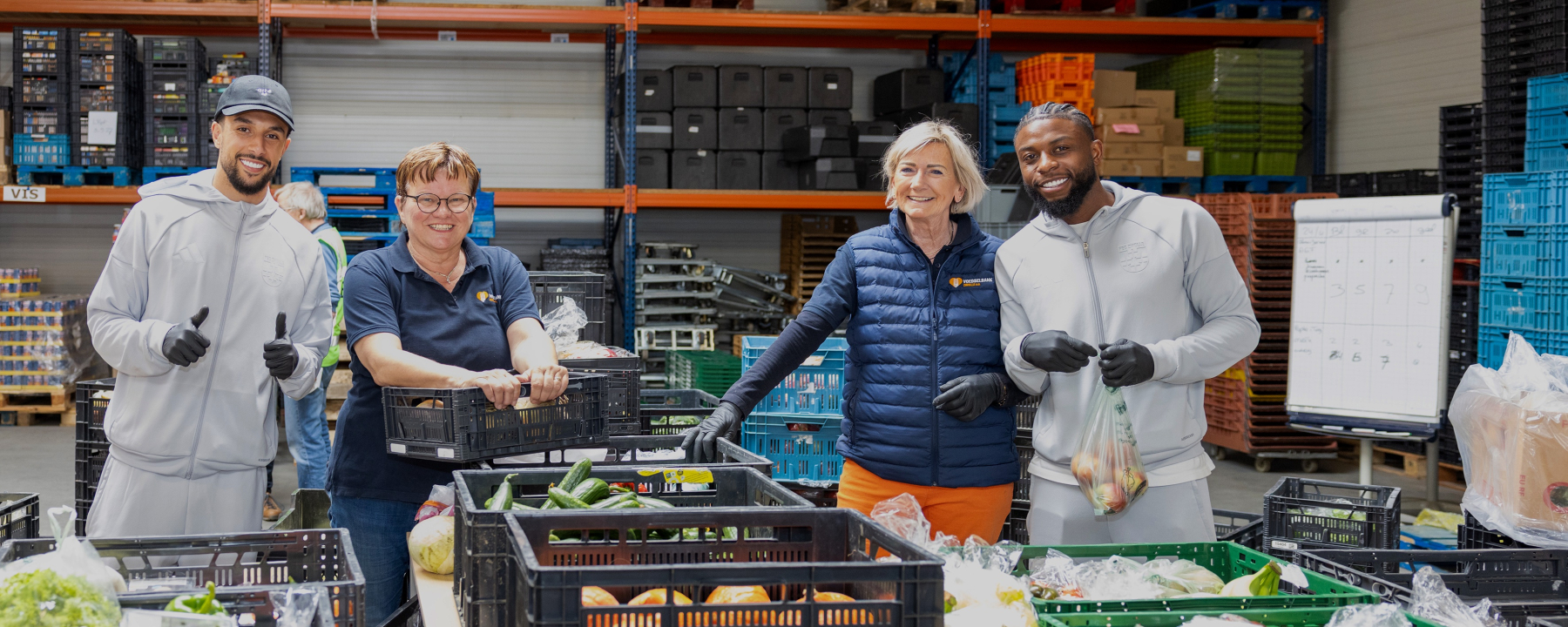 PEC Zwolle-selectie en staf helpen een handje bij de Voedselbank