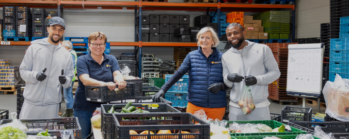 PEC Zwolle-selectie en staf helpen een handje bij de Voedselbank