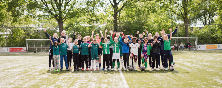 Voetbalclinic voor kinderen uit het Sponsorcollectief PEC Zwolle Vrouwen
