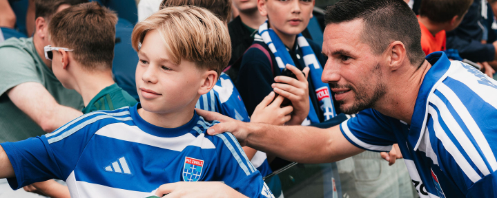 Shirtverkoop door het dak en kramp in de vingers van handtekeningen zetten: dit was de PEC Zwolle Open Dag